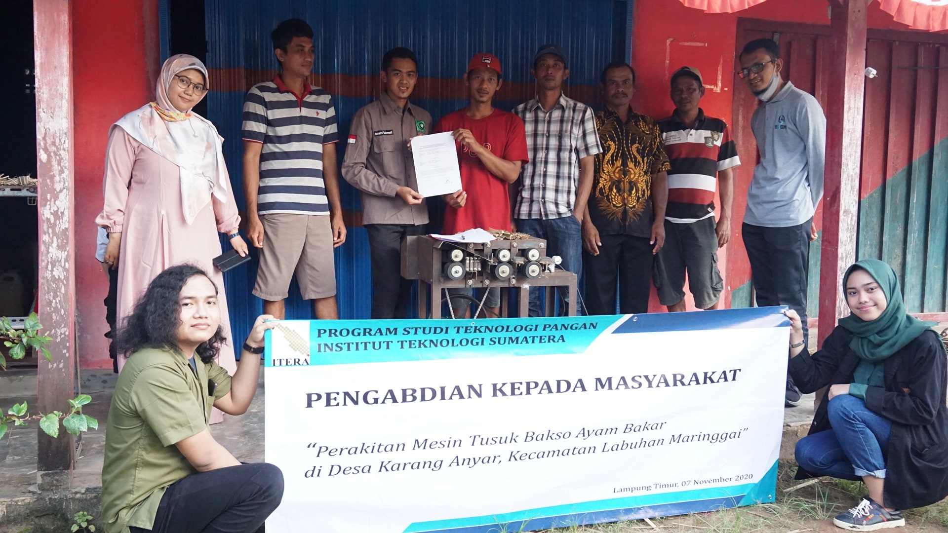 Read more about the article Mesin Tusuk Bakso untuk Pengrajin di Desa Karang Anyar