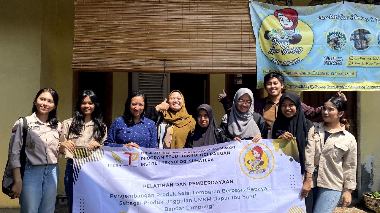 You are currently viewing Program Studi Teknologi Pangan ITERA Kembangkan Selai Lembaran Pepaya Sebagai Produk Unggulan UMKM Dapur Ibu Yanti Bandar Lampung