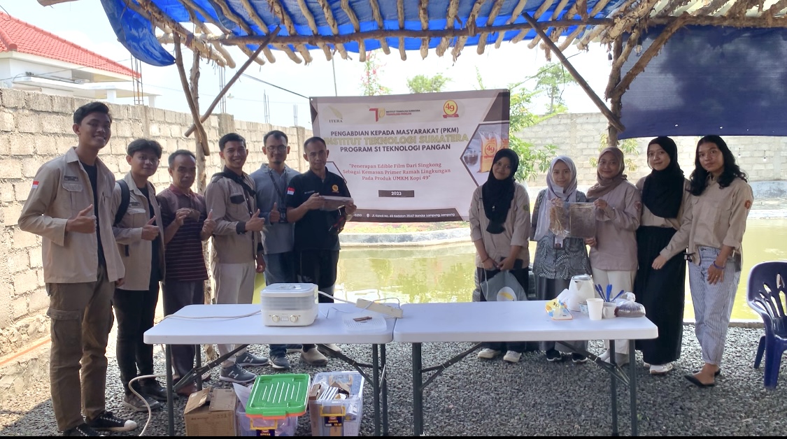 Read more about the article Program Studi Teknologi Pangan ITERA Menerapkan Edible Film dari Singkong Sebagai Kemasan Primer Ramah Lingkungan pada Produk UMKM Kopi 49