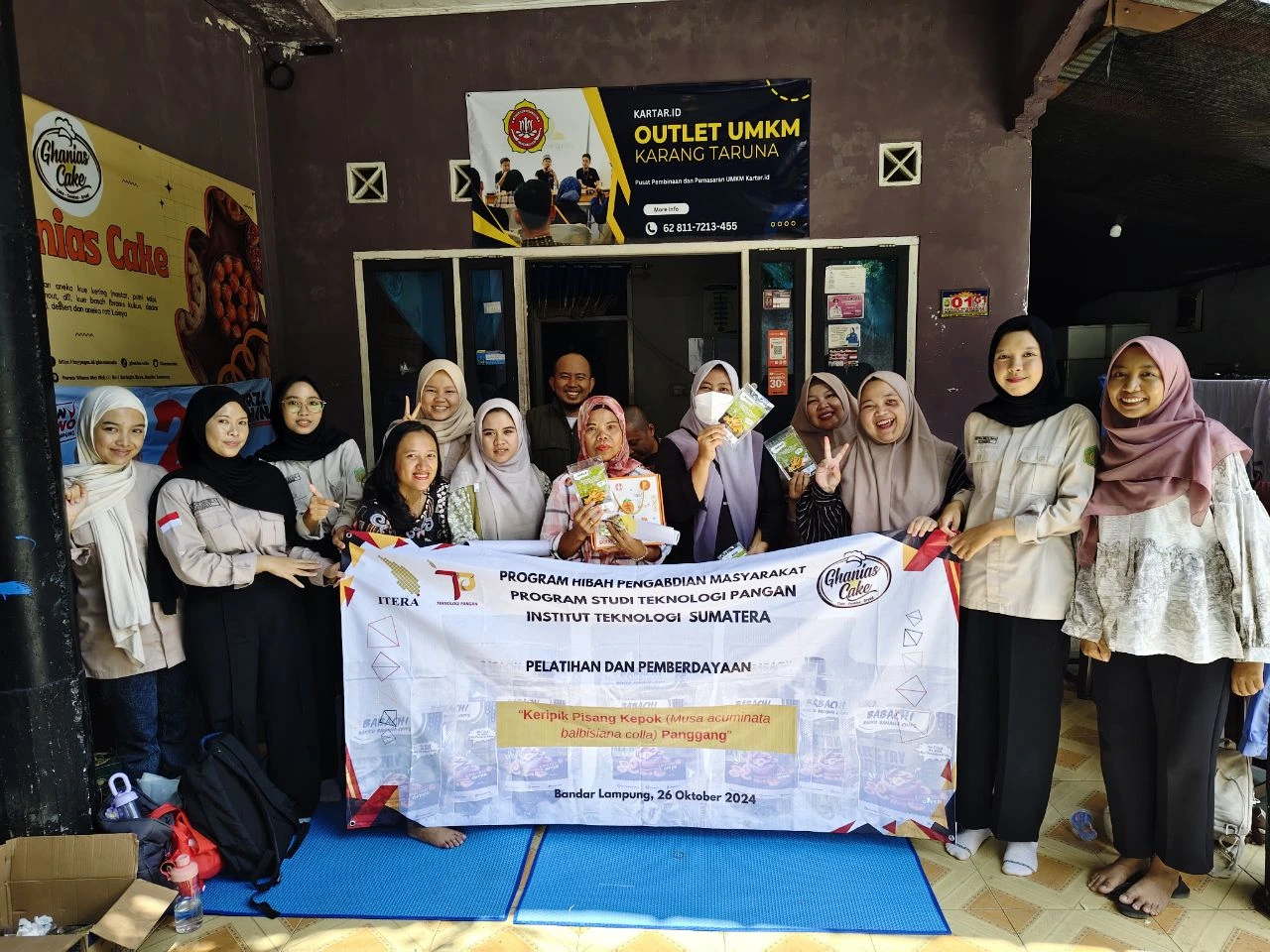 Read more about the article Program Studi Teknologi Pangan ITERA Kembangkan Produk Keripik Pisang Panggang dan Lakukan Pengabdian ke UMKM Ghanias Cake